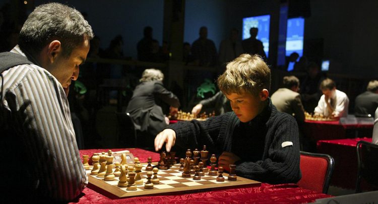 Con sólo 13 años de edad, Magnus Carlsen enfrentó a Garry Kasparov en 2004. Foto: maturetimes.co.uk