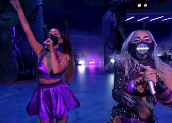 Lady Gaga(d) y Ariana Grande(i) mientras se presentan durante la ceremonia de entrega de los MTV Video Music Awards (VMA) 2020, en Nueva York. Foto: MTV/ EFE.