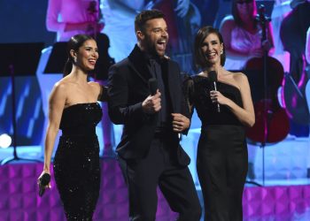 Los anfitriones Roselyn Sánchez, Ricky Martin y Paz Vega, de izquierda a derecha, durante la 20ma entrega anual del Grammy Latino el 14 de noviembre de 2019 en Las Vegas. La próxima ceremonia será el 19 de noviembre del 2020 en Miami. Foto: Chris Pizzello/AP/ Archivo.