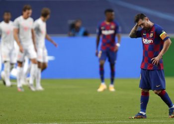 El delantero argentino Lionel Messi del Barcelona luce cabizbajo durante el partido contra el Bayern Múnich por los cuartos de final de la Liga de Campeones. El Barcelona perdió 8-2. Foto: AP/Manu Fernández/Pool.