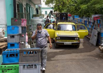 Los clientes ingresan a través de la parte posterior del mercado mayorista Mercabal para cargar su mercancía en La Habana, Cuba, el jueves 30 de julio de 2020. Foto: AP/Ismael Francisco.