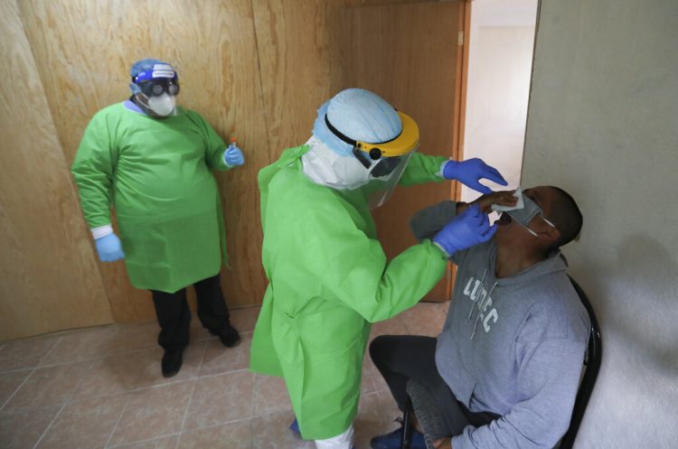 Un trabajador de salud realiza una prueba de detección de coronavirus en Xochimilco, Ciudad de México. Foto: Eduardo Verdugo / AP / Archivo.