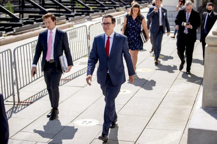 El secretario del Tesoro de Estados Unidos, Steven Mnuchin (centro), y el jefe de despacho de la Casa Blanca, Mark Meadows (segundo por la derecha), tras una reunión con la presidenta de la Cámara de Representantes, Nancy Pelosi, y el líder de la minoría en el Senado, Chuck Schumer, durante las negociaciones de un paquete de ayudas por el coronavirus, en el Capitolio, Washington, el 7 de agosto de 2020. Foto: Andrew Harnik/AP.