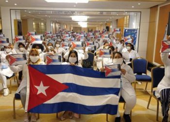 Acto de despedida de los médicos cubanos que trabajaron en Kuwait. Foto: minrex.gob.cu