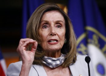 La presidenta de la Cámara de Representantes, la demócrata Nancy Pelosi, hace declaraciones a al prensa en el Capitolio en Washington, el jueves 13 de agosto de 2020. Foto: AP/Patrick Semansky.