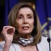 La presidenta de la Cámara de Representantes, la demócrata Nancy Pelosi, hace declaraciones a al prensa en el Capitolio en Washington, el jueves 13 de agosto de 2020. Foto: AP/Patrick Semansky.