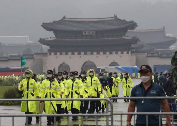 Policías cerca del Palacio Gyeongbok en Seúl el 15 de agosto del 2020. Foto: AP /Ahn Young-joon.