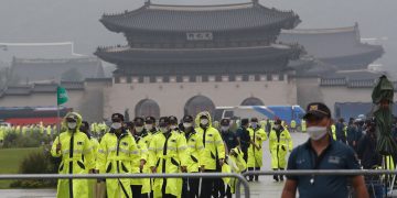 Policías cerca del Palacio Gyeongbok en Seúl el 15 de agosto del 2020. Foto: AP /Ahn Young-joon.