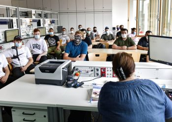 Estudiantes de la escuela vocacional Robert-Koch durante una clase de ciencias de la computación en Dortmund, Alemania. Foto: AP/Martin Meissner/ Archivo.