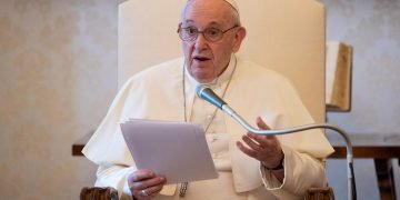 Imagen de archivo del Papa Francisco leyendo un mensaje. Foto: EFE / EPA / Vatican Media / Archivo.