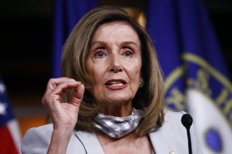 La presidenta de la Cámara de Representantes, la demócrata Nancy Pelosi, hace declaraciones a al prensa en el Capitolio el jueves 13 de agosto de 2020. Foto: Patrick Semansky/AP.