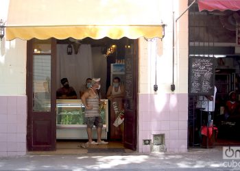 Restaurante privados ofertan ventas de comida para llevar. Foto: Otmaro Rodríguez.