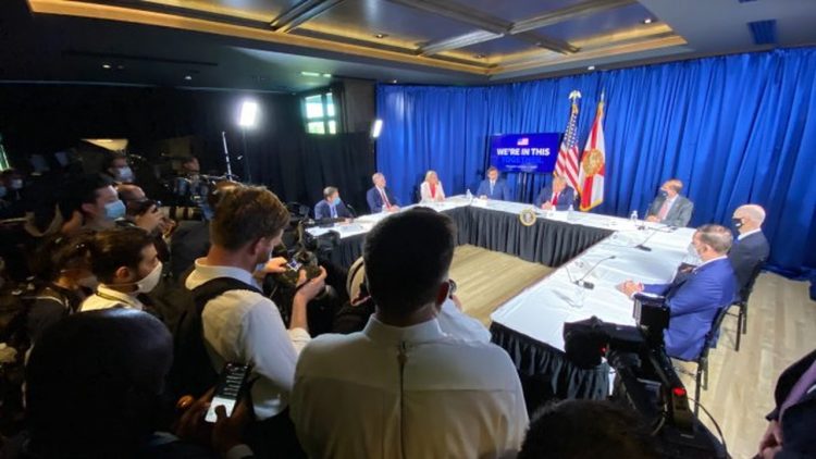 Reunión en Tampa el viernes 31 de julio de Trump con el gobernador DeSantis, donde se encontraba el periodista contagiado con el coronavirus. Foto: Luis Santana / AP.