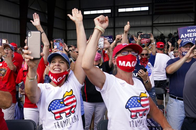 Foto tomada el 17 de agosto del 2020 de partidarios del presidente Donald Trump en Oshkosh, Wisconsin. Foto: AP/Evan Vucci.