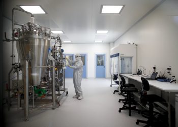 Un técnico de laboratorio trabaja en la compañía biofarmacéutica mAbxience en Garin, Argentina, el viernes 14 de agosto de 2020. Foto: Natacha Pisarenko/AP.