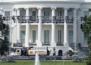 Obreros instalan en la Casa Blanca la tarima para el discurso de aceptación de Trump del nombramiento en la convención. | NBC