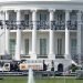 Obreros instalan en la Casa Blanca la tarima para el discurso de aceptación de Trump del nombramiento en la convención. | NBC