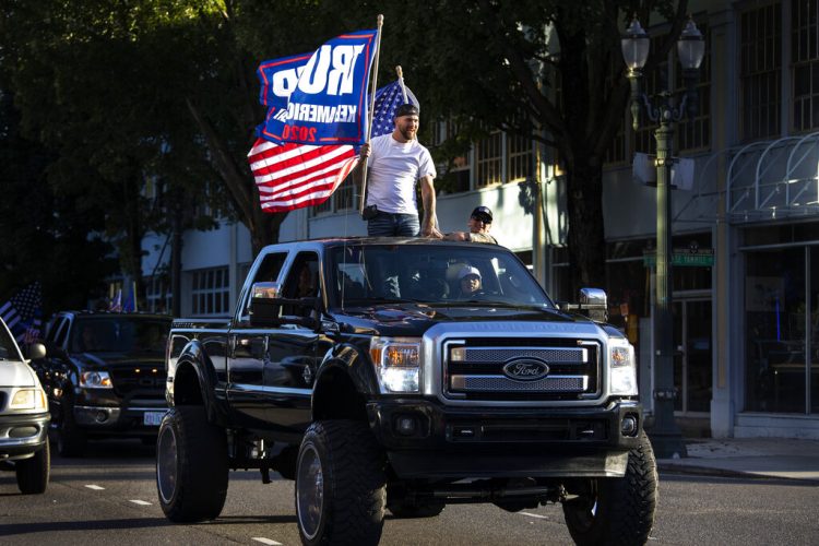 Partidarios del presidente Donald Trump participan en una manifestación el sábado 29 de agosto de 2020 desde el suburbio de Clackamas a Portland, Oregon. Foto: Paula Bronstein/AP.