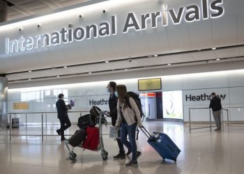 Viajeros en el aeropuerto de Londres, Reino Unido, durante la pandemia de coronavirus. Foto: El País/Archivo.