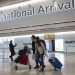 Viajeros en el aeropuerto de Londres, Reino Unido, durante la pandemia de coronavirus. Foto: El País/Archivo.