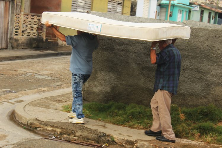 Personas de Baracoa, Guantánamo, trasladan un colchón ante el efecto inminente de la tormenta tropical Laura. Foto: Miguel Ángel Sánchez Pineda/ OnCuba/Archivo/ vía: facebook.com/RadioBaracoaCuba/