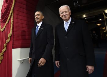 Barack Obama y Joe Biden, entonces presidente y vicepresidente, arriban a la juramentación del presidente electo Donald Trump en Washington. Foto: Saul Loeb/Pool Photo via AP/Archivo.