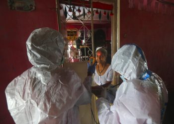 Personal sanitario realiza pruebas de síntomas de COVID-19 en un edificio de apartamentos en Dharavi, uno de los barrios pobres más grandes de Asia, en Mumbai, India, el viernes 7 de agosto de 2020. Foto:Rafiq Maqbool/AP.