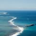 El MV Wakashio, buque japonés con bandera panameña, varado en aguas de Mauricio y responsable de un derrame de petróleo en el océano índico considerado el peor desastre ecológico de la isla africana. Foto: EFE.