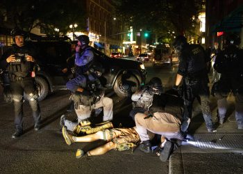 Un hombre recibe atención tras recibir un disparo el sábado 29 de agosto de 2020, en Portland, Oregon. Partidarios del presidente Donald Trump se enfrentaron con manifestantes en el centro de la ciudad más grande de Oregon, la cual ha sido escenario de protestas nocturnas a lo largo de tres meses. Foto: Paula Bronstein/AP.