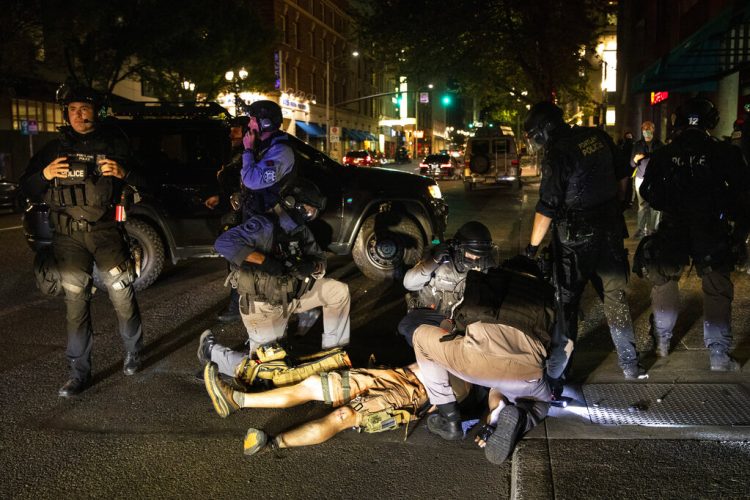 Un hombre recibe atención tras recibir un disparo el sábado 29 de agosto de 2020, en Portland, Oregon. Partidarios del presidente Donald Trump se enfrentaron con manifestantes en el centro de la ciudad más grande de Oregon, la cual ha sido escenario de protestas nocturnas a lo largo de tres meses. Foto: Paula Bronstein/AP.