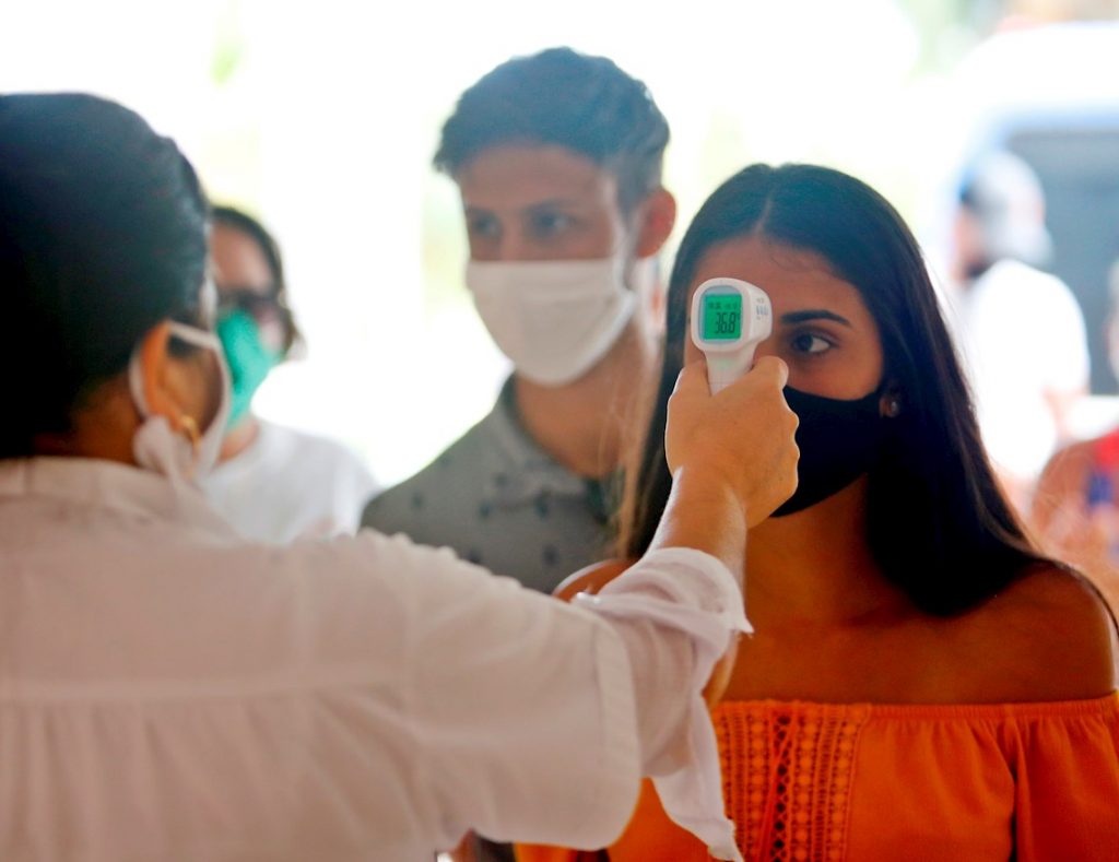 Una trabajadora de la salud toma la temperatura a los visitantes en el Hotel Meliá Sol Palmeras de Varadero (Cuba). Foto: Yander Zamora/EFE/Archivo.