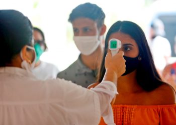 Una trabajadora de la salud toma la temperatura a los visitantes en el Hotel Meliá Sol Palmeras de Varadero (Cuba). Foto: Yander Zamora/EFE/Archivo.