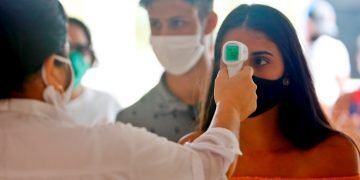 Una trabajadora de la salud toma la temperatura a los visitantes en el Hotel Meliá Sol Palmeras de Varadero (Cuba). Foto: Yander Zamora/EFE/Archivo.