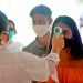 Una trabajadora de la salud toma la temperatura a los visitantes en el Hotel Meliá Sol Palmeras de Varadero (Cuba). Foto: Yander Zamora/EFE/Archivo.