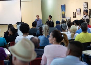 El cineasta Fernando Pérez conversa con los asistentes a una de las ediciones de la Muestra. Foto: twitter.com/AlmacenImagen.