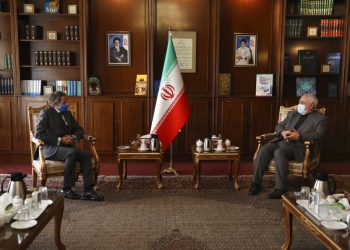 El director del Organismo Internacional de Energía Atómica Rafael Mariano Grossi (izq) ayer en Teherán junto al ministro de exteriores iraní  Javad Zarif. Foto:Vahid Salemi/AP.