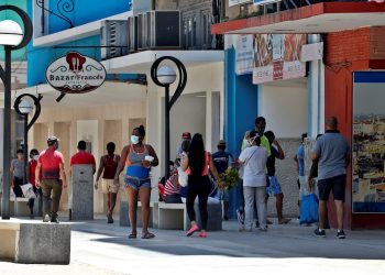 12 cubanos y cinco extranjeros, los nuevos contagios de COVID-19 en Cuba. Foto: Ernesto Mastrascusa/EFE/Archivo