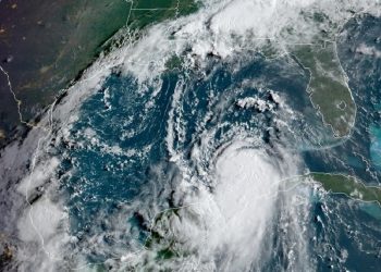 La tormenta tropical Laura se convirtió este martes en un huracán con vientos de categoría 1, tras su salida de Cuba y su entrada en el Golfo de México, en cuya costa central impactará el miércoles con vientos poderosos, informó el NHC. NOAA-NHC /EFE.