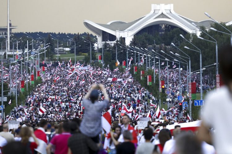 Miles de manifestantes se reúnen en Mins, capital de Bielorrusia, comenzando la cuarta semana de protestas diarias para exigir la renuncia del presidente Alexander Lukashenko. Foto: AP.