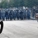 Un manifestante lanza piedras la policía antidisturbios libanesa con una honda durante una protesta en una de las carreteras que conducen al parlamento en Beirut, Líbano, el 10 de agosto de 2020. Gobierno libanés dimitió en medio de continuas protestas por la explosión del puerto de Beirut. Foto: WAEL HAMZEH/EFE/EPA.