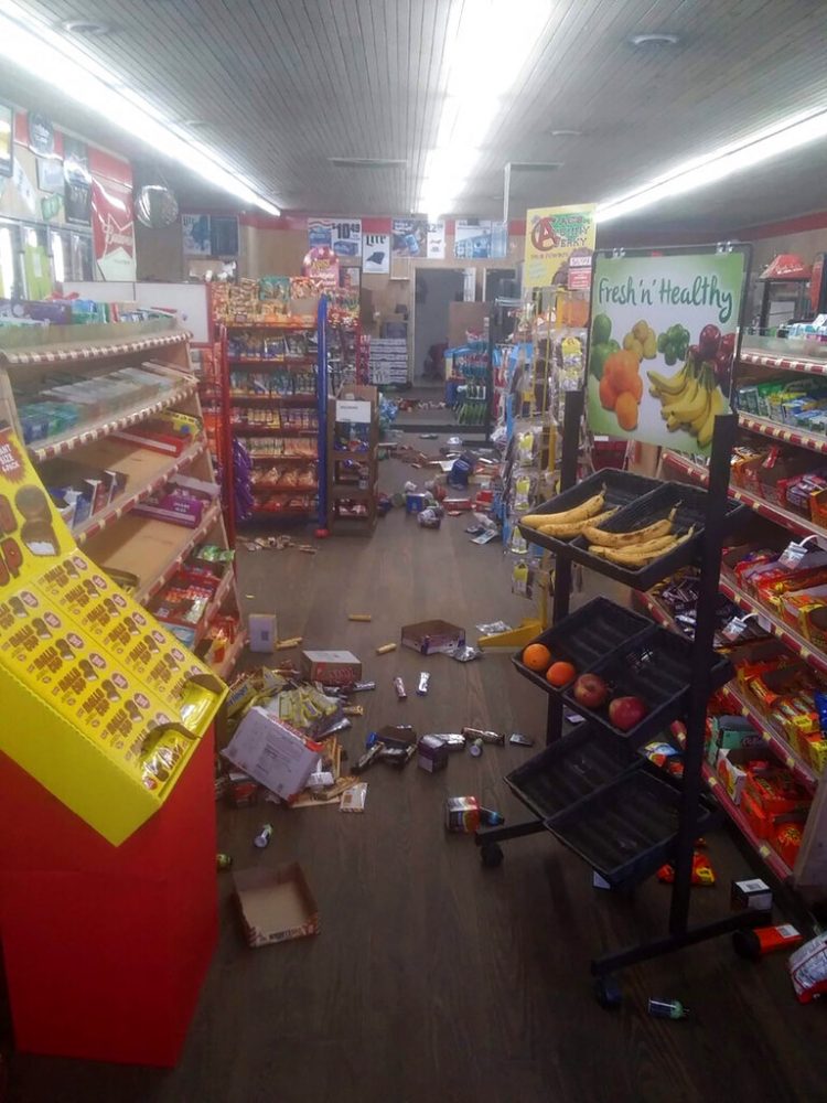 La escena en una tienda de Sparta, Carolina del Norte, tras el impacto de un sismo el 9 de agosto del 2020.  Foto: Michael Hull via AP.