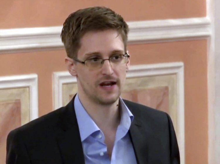 En esta foto del 11 de octubre de 2013, tomada de un video y distribuida por WikiLeaks, el exanalista de la Agencia de Seguridad Nacional Edward Snowden habla en Moscú. Foto: AP.