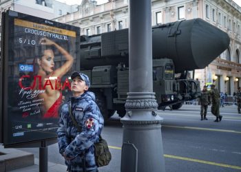 Un soldado de la Rosgvardia (Guardia Nacional) patrulla una calle frente a un misil intercontinental Topol M preparado para el desfile del Día de la Victoria, Moscú, 4 de mayo de 2019. Foto: Alexander Zemlianichenko/AP.