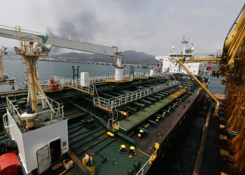 El barco petrolero iraní Fortuna permanece anclado en el muelle de la refinería El Palito cerca de Puerto Cabello, Venezuela. Foto: Ernesto Vargas/AP/archivo.