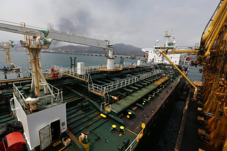 El barco petrolero iraní Fortuna permanece anclado en el muelle de la refinería El Palito cerca de Puerto Cabello, Venezuela. Foto: Ernesto Vargas/AP/archivo.