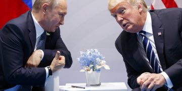 El presidente estadounidense Donald Trump y el presidente ruso Vladimir Putin en Hamburgo, Alemania, el 7 de julio del 2017. (AP Photo/Evan Vucci, File)