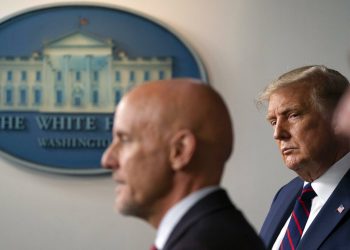 El presidente Donald Trump escucha mientras el comisionado de la Administración de Alimentos y Medicamentos, Stephen Hahn, habla durante una rueda de prensa en la Casa Blanca, en Washington, el domingo 23 de agosto de 2020.  Foto: Alex Brandon/AP.