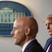 El presidente Donald Trump escucha mientras el comisionado de la Administración de Alimentos y Medicamentos, Stephen Hahn, habla durante una rueda de prensa en la Casa Blanca, en Washington, el domingo 23 de agosto de 2020.  Foto: Alex Brandon/AP.