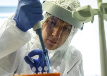 Trabajador de la salud realiza una prueba de detección del COVID-19 en un centro de pruebas en el aeropuerto Vnukovo, en las inmediaciones de Moscú. Foto: Pavel Golovkin/AP/ Archivo.