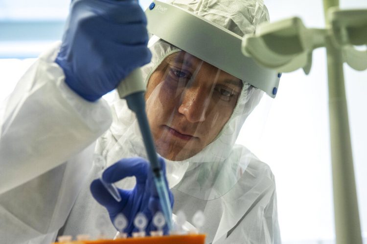 Trabajador de la salud realiza una prueba de detección del COVID-19 en un centro de pruebas en el aeropuerto Vnukovo, en las inmediaciones de Moscú. Foto: Pavel Golovkin/AP/ Archivo.